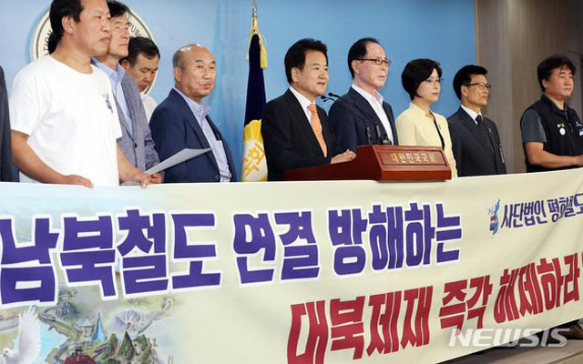 ▲ 2018년 8월 민주평화당 정동영 대표가 시민단체 회원과 함께 국회 정론관에서 대북제재 해제를 촉구하는 모습. 남북교류협력법이 개정되면 남북간의 자유로운 교류를 요구하는 시민사회단체들이 중국 등에서 북한 측과 접촉하는 것을 막을 수 있을까. ⓒ뉴시스. 무단전재 및 재배포 금지.