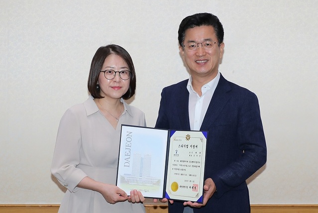 ▲ 허태정 대전시장은 8일 시청에서 대전시 2019 스타기업 16개사 지정서 수여식에서 수젠텍 김은경 연구소장에게 지정서를 전달하고 있다. ⓒ대전시