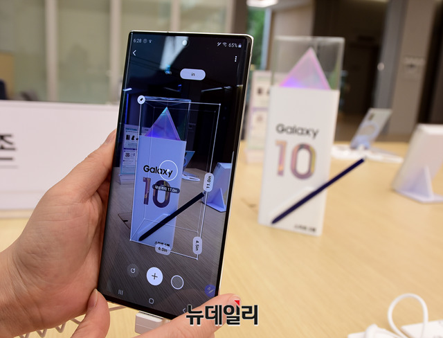 ▲ '갤럭시노트10 플러스'에 탑재된 뎁스비전(DepthVision) 카메라 사용 장면.