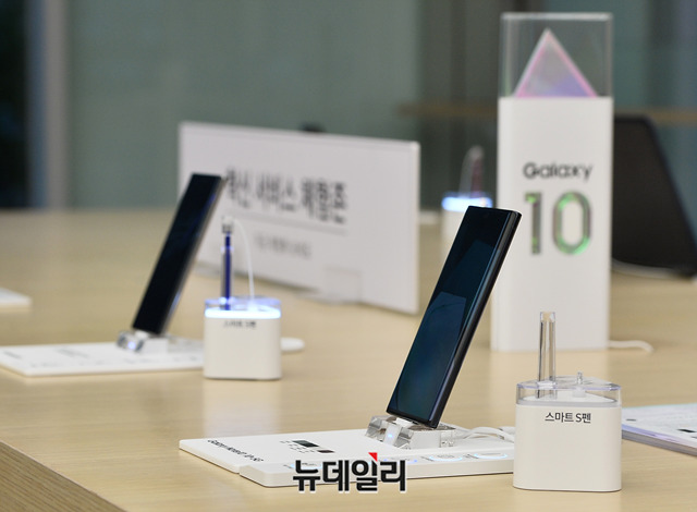 ▲ 체험존에 전시된 갤럭시노트10.