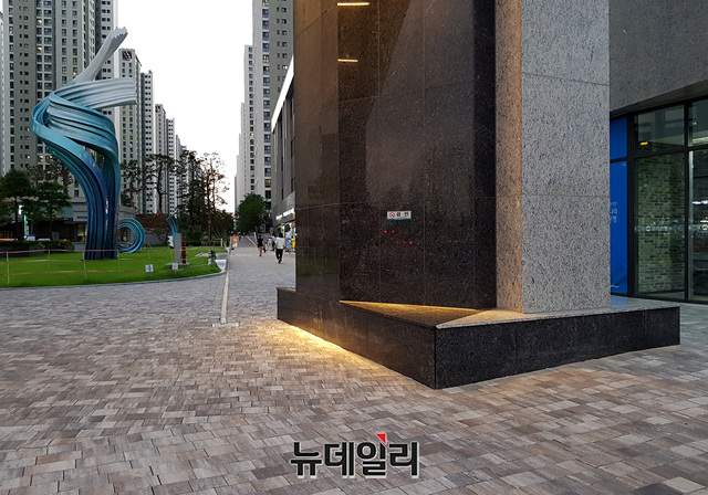 ▲ 싱크홀이 발생한 '헬리오시티' 아파트 정문 출입구의 현재 모습.ⓒ정상윤 기자