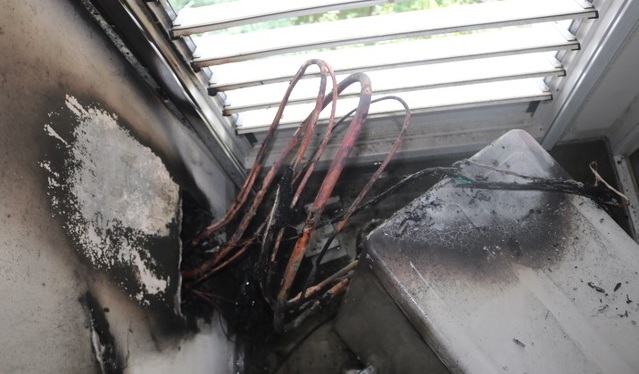 ▲ 세종시 도담동 도램마을의 한 실외기가 불탄 모습.ⓒ세종소방본부