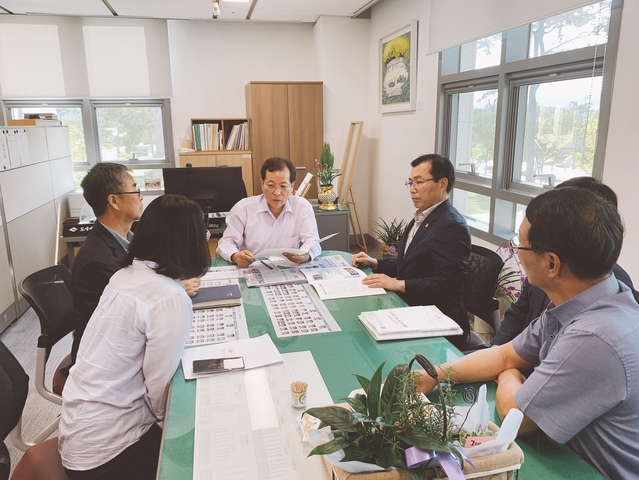 ▲ 이강창 김천시 부시장(오른쪽 두번째)은 9일 지역현안사업 건의를 위해 경북도청을 방문한 자리에서 지역 주요 현안사업을 설명하고 사업 당위성 적극 설명했다.ⓒ김천시