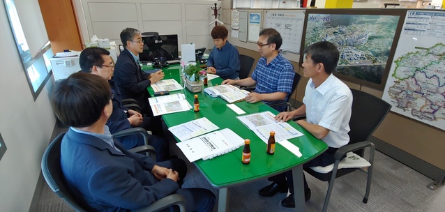 ▲ 이강창 부시장은 경북도 미래융합산업과, 균형개발과, 관광정책과 등을 잇따라 찾아 담당 과장과 사업담당자와 잇달아 면담하고 사업 당위성과 필요성을 적극적으로 건의했다.ⓒ김천시