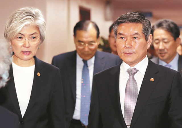 ▲ 강경화 외교장관과 정경두 국방장관. 야당의 강력한 퇴진요구에도 경질되지 않았다. ⓒ뉴시스. 무단전재 및 재배포 금지.