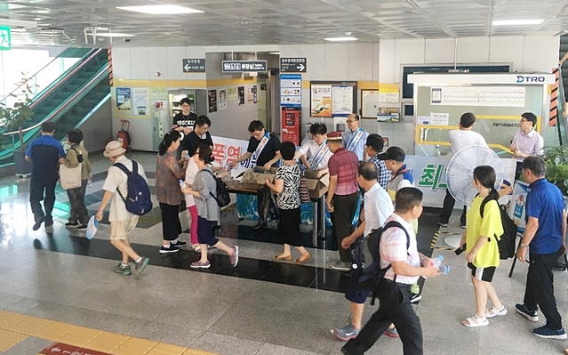 ▲ 대구도시철도공사(사장 홍승활)는 9일 주요 역사에서 시민들에게 시원한 생수 1000병과 접이식 부채 2000개를 배부했다.ⓒ대구시