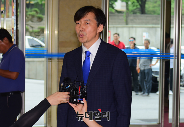 ▲ 신임 법무부 장관으로 내정된 조국 전 청와대 민정수석이 9일 오후 서울 종로구 적선동 현대빌딩에 마련된 인사청문회 준비 사무실로 들어서며 내정 소감을 밝히고 있다.
ⓒ이종현 기자