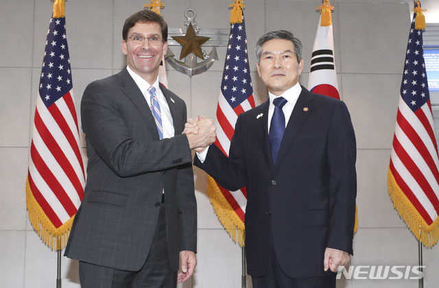 ▲ 회담 전 손을 맞잡고 포즈를 취한 마크 에스퍼 미국 국방장관과 정경두 국방장관. ⓒ뉴시스. 무단전재 및 재배포 금지.