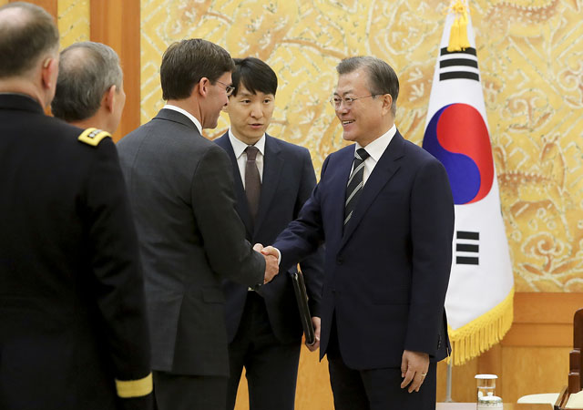 ▲ 에스퍼 장관은 정 장관과의 회담을 마친 뒤 함께 청와대를 찾아 문재인 대통령, 정의용 청와대 국가안보실장 등을 만났다. ⓒ청와대 제공.