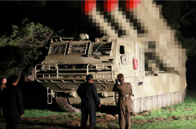 ▲ 지난 3일 북한 노동신문이 공개한 신형 조종방사포 사진. 발사차량 앞에 김정은이 서 있다. 북한은 최근의 무력도발 이유를 한국의 신무기 도입과 한미연합연습 탓으로 돌리고 있다. ⓒ뉴시스. 무단전재 및 재배포 금지.