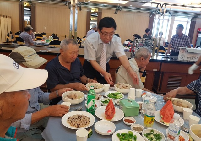 ▲ 9일 여동식 제천경찰서 생활안전연합회장이 노인들에게 삼계탕을 전달하고 있다.ⓒ제천경찰서