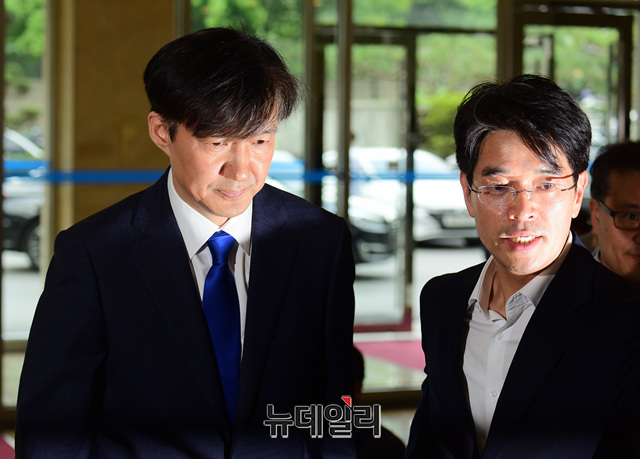 ▲ 신임 법무부 장관으로 내정된 조국 전 청와대 민정수석이 9일 오후 서울 종로구 적선동 현대빌딩에 마련된 인사청문회 준비사무실로 들어서고 있다. ⓒ이종현 기자