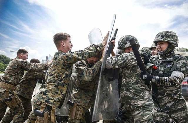 ▲ 과거 한미 해병대의 KMEP 연합훈련 도중 북한 수복지역에서의 폭동 진압 훈련을 하는 모습. ⓒ해병대 제공.