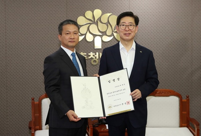 ▲ 양승조 충남도지사는 9일 도청에서 신임 홍성의료원장에게 임명장을 준뒤 기념촬영을 하고 있다.ⓒ충남도