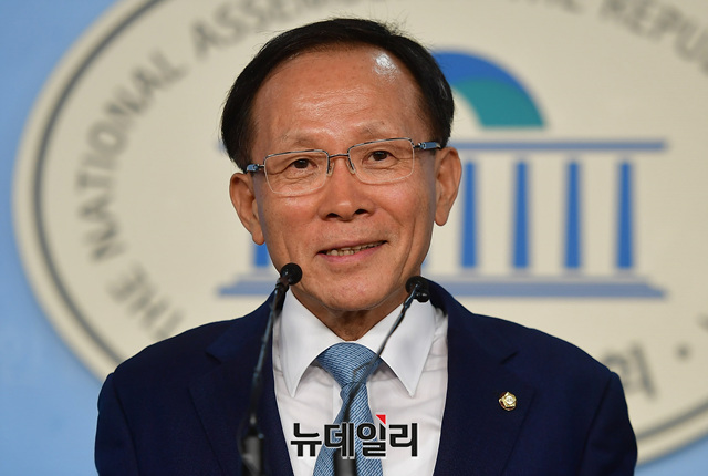 ▲ 주미대사로 내정된 이수혁 더불어민주당 의원이 9일 오전 국회 정론관에서 대사 내정 관련 소감을 밝히는 기자회견에 입장하고 있다. ⓒ정상윤 기자