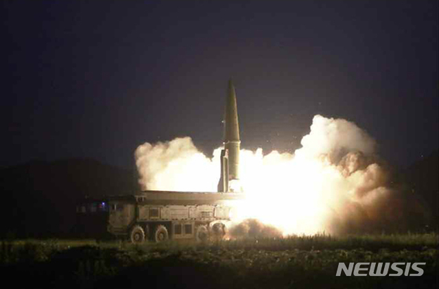 ▲ 북한 로동신문은 김정은 국무위원장이 6일 새벽 신형전술유도탄 위력시위발사를 참관했다고 7일 보도했다. ⓒ뉴시스