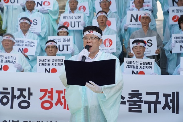 ▲ 일본경제보복저지 범진천군민협의회는 10일 진천읍사무소 앞에서 2000여 명의 군민들이 참석한 가운데 일본 정부의 한국경제보복을 규탄하는 집회를 열고 있다. 사진은 33인 군민대표 성명발표 장면. ⓒ진천군