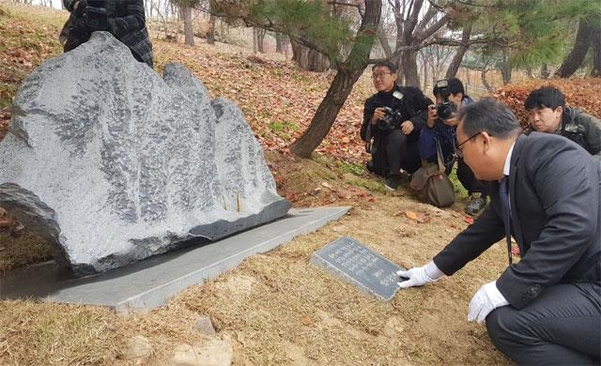 ▲ 박연수 전 직지원정대장이 2018년 11월 21일 청주고인쇄박물 내에 설치된 민준영, 박종성 대원을 기리는 조형물 앞에서 이들을 기리는 글귀가 새겨진 돌을 만지며 추모하고 있다.ⓒ사진 청주시 제공