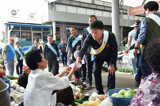▲ 윤경희 청송군수(오른쪽 두번째)가 연일 계속되는 폭염 속에 주민 건강챙기기에 적극 나섰다.ⓒ청송군