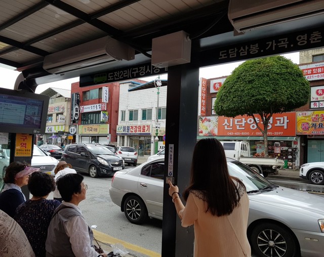 ▲ 단양군 주민들이 시내버스 정류장에 천정에 설치된 에어커튼의 시원한 바람을 맞으며 버스를 기다리고 있다.ⓒ단양군
