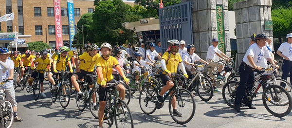 ▲ (사)남북통일운동국민연합이 11일 충북도청에서 마련한  ‘원 코리아 피스로드 2019 세계대장정’ 행사 참가자들이 자전거를 타고 충북도청 정문을 나서고 있다.ⓒ(사)남북통일운동국민연합