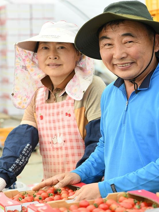 ▲ 이달의 새농민상 수상의 영예를 안은 최장근·이현주씨 부부.ⓒ농협충남본부