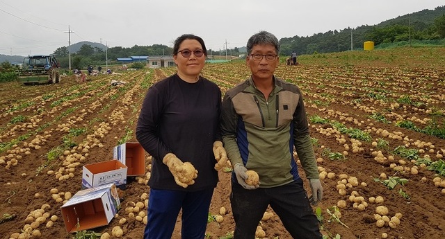 ▲ 이달의 새농민상 수상의 영예를 안은 안남섭·전현씨 부부.ⓒ농협충남본부