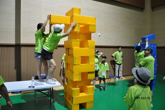 ▲ 경기는 물풍선 던져 받기, 낱말 맞추기, 신발양궁, 야구공 던지기 등 열띤 게임을 펼친 결과, 최종 우승팀은 대구에서 온 정식이와 아이들팀이 차지했다.ⓒ김천시