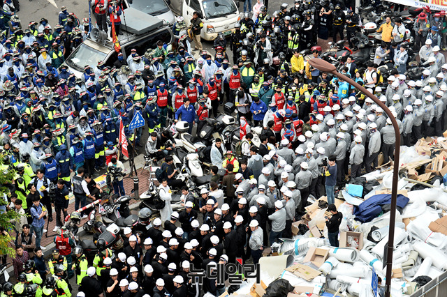 ▲ 지난 5월 31일 현대중공업 주총장에서 노조와 사측이 대립을 이어가고 있다.ⓒ뉴데일리 박성원 기자