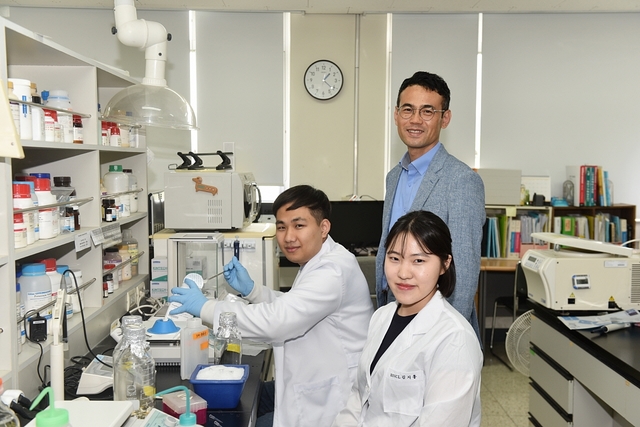 ▲ 실험하고 있는 박종필 교수 연구팀.(앞줄부터 김지홍 학생, 조채환 학생, 박종필 교수)ⓒ대구한의대