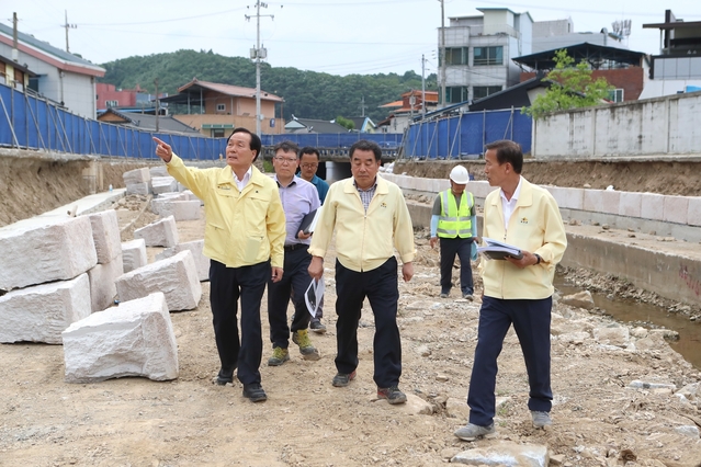 ▲ 의성군은 지난 5일 단촌·점곡하수처리시설 설치사업장 안전점검을 시작으로 이틀 간 농어촌마을하수도정비사업장 3개소의 폭염·태풍대비 긴급 안전점검을 실시했다.ⓒ의성군