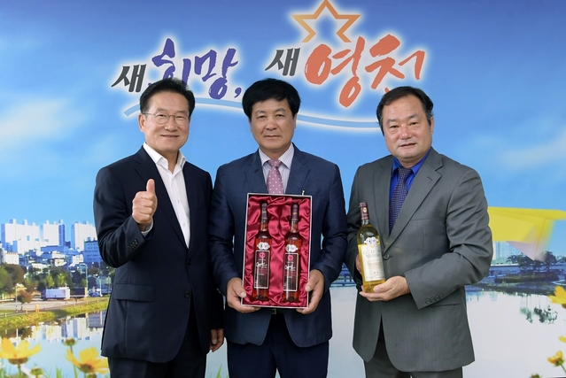 ▲ 베를린와인트로피 수상 사진(왼쪽부터 최기문 영천시장, 조성현 오계리 와이너리 대표, 최봉학 고도리 와이너리 대표).ⓒ영천시