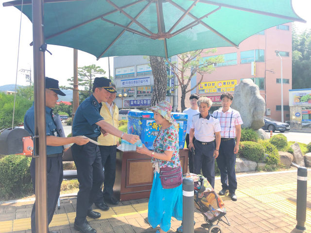 ▲ 청도읍은 청도읍사무소 앞 그늘막 쉼터를 활용해 자유총연맹 청도읍분회 이승우 회장을 비롯한 회원들의 뜻을 모아 증정한 얼음생수 2000여개를 준비해 주민에게 제공하고 있다.ⓒ청도군