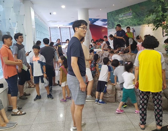 ▲ 부모들과 함께 다누리아쿠아리움을 찾은 아이들이 낚시박물관에서 가상 물고기잡기 체험을 하고 있다.ⓒ단양군