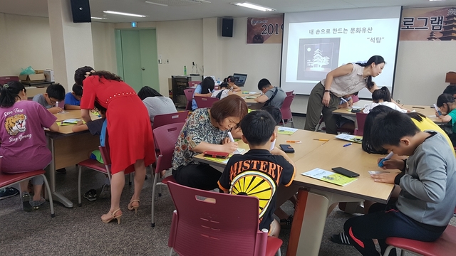 ▲ 군위군은 여름방학기간 중 드림스타트 대상 초등학생 60명을 대상으로 우리 지역 문화유산 바로알기 프로그램을 운영한다.ⓒ군위군