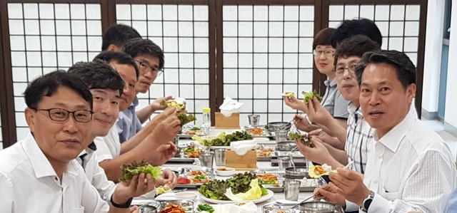 ▲ 돼지고기 먹는 날을 운영하고 있는 충남농협 조소행 본부장이 12일 돼지고기 소비촉진을 위해 구내식당에서 직원들과 함께 돼지고기를 구워먹고 있다.ⓒ충남농협