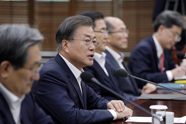 ▲ 문재인 대통령이 12일 오후 수석보좌관회의를 주재하고 있다. ⓒ청와대