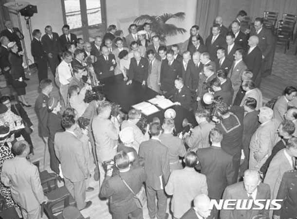 ▲ 1952년 4월 샌프란시스코 강화조약에 서명하는 요시다 시게루 당시 일본 총리. ⓒ뉴시스 AP. 무단전재 및 재배포 금지.