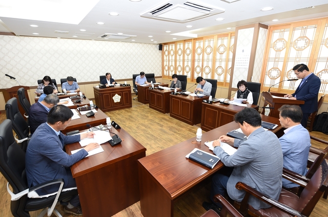 ▲ 군위군의회(의장 심칠)는 12일 의회소회의실에서 간담회를 열고 안건을 심의했다.ⓒ군위군의회