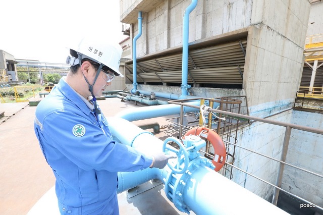 ▲ 포항제철소 직원들이 설비장애를 사전에 예방하기 위한 테마점검 활동을 실시하고 있다.ⓒ포스코