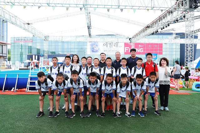▲ 중국 청더시 유소년축구단 선수 및 관계자들이 11일 경주엑스포를 여름풀축제를 방문 했다.ⓒ경북관광공사