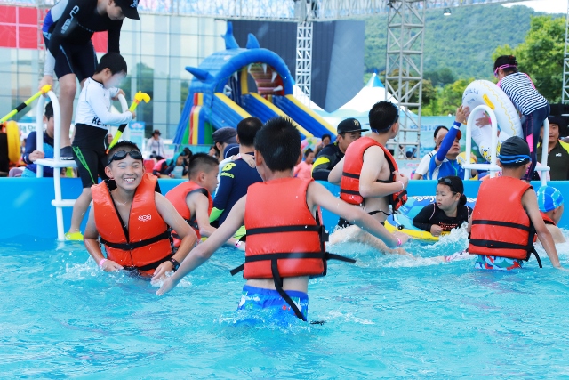 ▲ 여름풀축제를 찾은 청더시 유소년 축구단 어린이들이 물놀이를 하고 있다.ⓒ경북관광공사