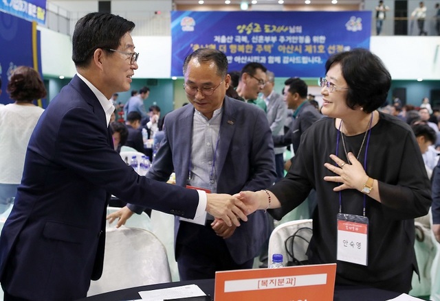 ▲ 양승조 충남도지사는 12일 아산시를 방문, 공감행사에 참석해 한 시민과 인사를 하고 있다.ⓒ충남도