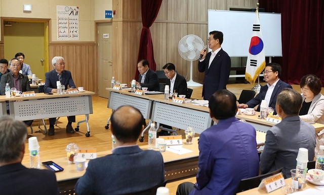 ▲ 양승조 충남도지사가 12일 아산 아산시 노인회와 간담회를 갖고 있다.ⓒ충남도