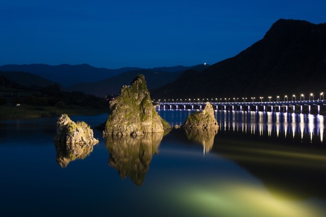 ▲ 단양팔경 중 제1경인 도담삼봉 야경. 도담삼봉은 한국인이 가봐야할 관광지 100선에 오른 단양을 대표하는 관광지다.ⓒ단양군