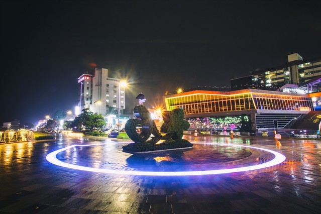 ▲ 국내 최대 민물고기전시장 단양아쿠아리움 맞은편에 조성된 ‘상상의 거리’ 야경.ⓒ단양군