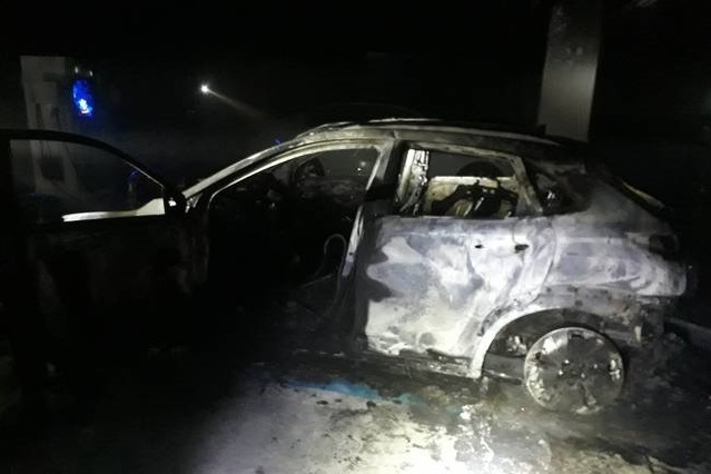 ▲ 13일 오전 4시 22분께 세종시 고운동의 한 아파트 지하 2층 주차장에서 충전 중인 코나 전기자동차에서 화재가 발생해 소방대원들이 진화작업을 벌이고 있다.ⓒ 세종소방본부