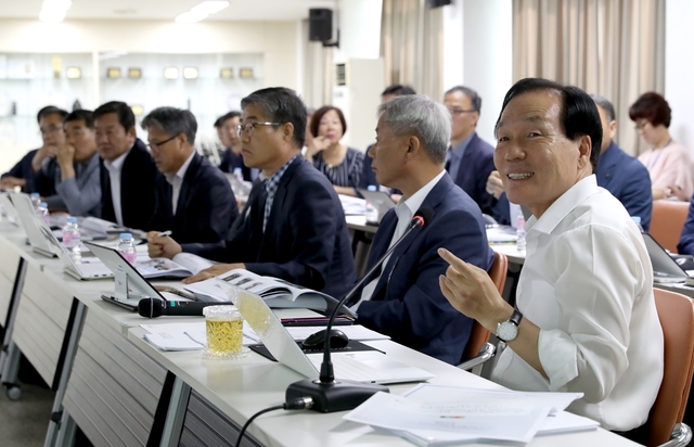 ▲ 의성군은 ‘제7회 경상북도 평생학습 박람회-2019의성’ 준비상황보고회를 13일 의성군청 대회의실에서 개최했다. 제일 오른쪽은 김주수 의성군수.ⓒ의성군