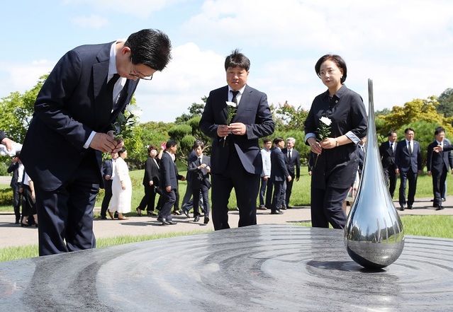 ▲ 양승조 지사와 충남도 간부공무원들이 13일 기림의 날을 맞아 위안부 피해자 54명이 모셔진 천안 국립망향의 동산에서 헌화·참배참배하고 있다. ⓒ충남도