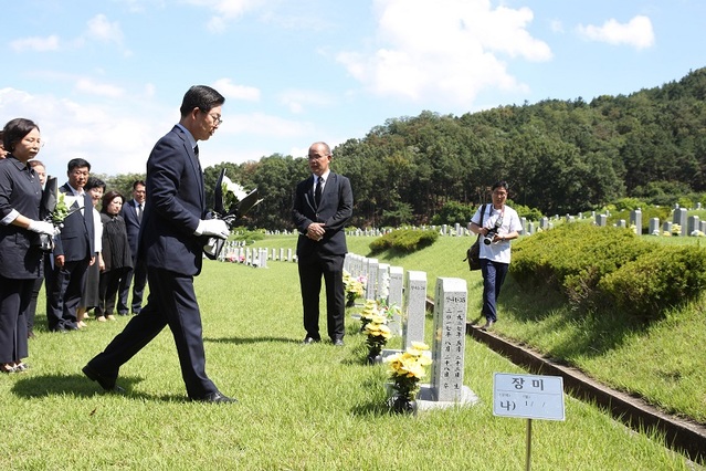 ▲ 양승조 충남도지사와 도 간부공무원들이 12일 천안 국립망향의 동산 장미묘역에서 위안부 피해자 넋을 기리기 위해 참배에 이어 헌화하고 있다.ⓒ충남도